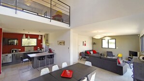 A modern apartment with a kitchen, dining area, and living room. - KERPI, Very spacious house, 3 minutes' walk from Kerbourgnec beach (Saint-Pierre-Quiberon)