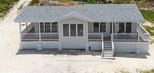 Lovely 2-bedroom cottage with sea views located in Exuma, Bahamas