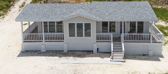Lovely 2-bedroom cottage with sea views located in Exuma, Bahamas