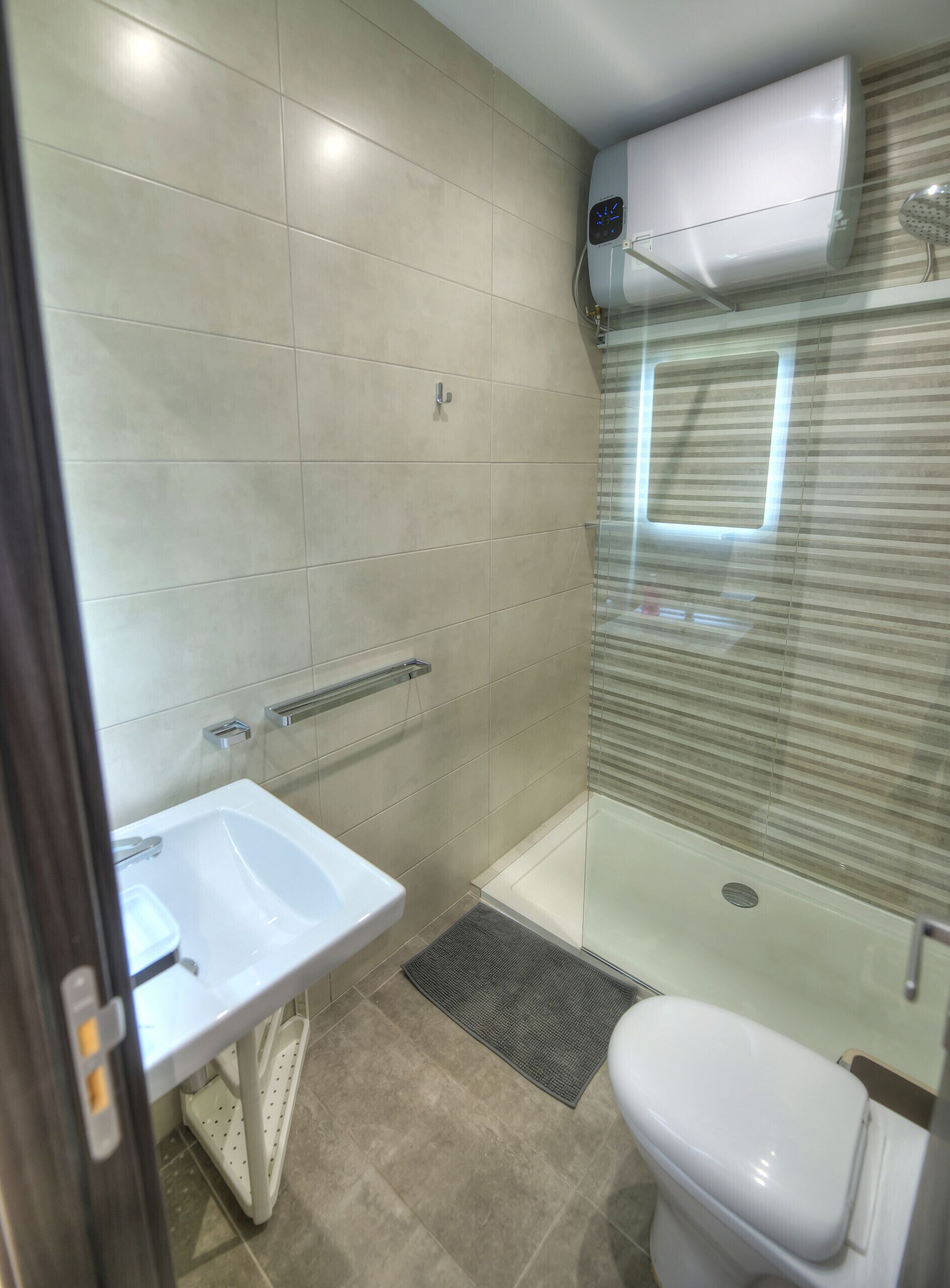 Regadera, secadora de cabello, toallas 