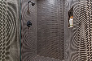 Douche, sèche-cheveux, serviettes fournies, savon