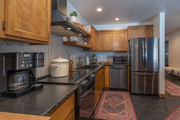 Een koelkast, een microgolfoven, een oven, een kookplaat