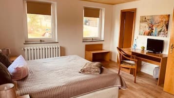 Basic-Zimmer | Schreibtisch, laptopgeeigneter Arbeitsplatz, kostenloses WLAN