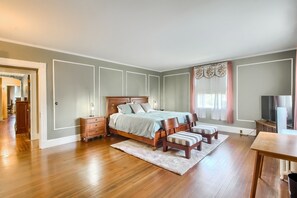 7 bedrooms, WiFi, bed sheets