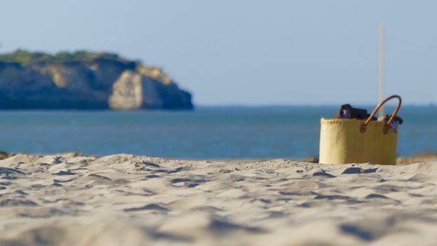 A beach with a yellow bucket containing a straw and a bag. - Beautiful 3-person apartment facing the main beach (Saint-Georges-de-Didonne)