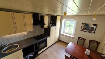 Kühlschrank, Ofen, Herdplatte, Wasserkocher mit Kaffee-/Teezubehör