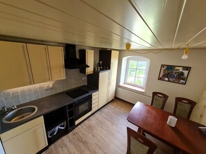 Kühlschrank, Ofen, Herdplatte, Wasserkocher mit Kaffee-/Teezubehör