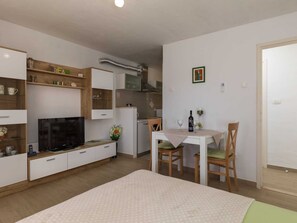 Apartment | Private kitchen | Fridge, oven, stovetop, electric kettle