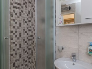 Appartement | Badkamer | Een douche, een haardroger