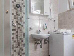 Apartment | Badezimmer | Dusche, Haartrockner
