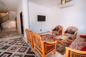 Villa, 3 Bedrooms, Accessible, Smoking | Living room | Books