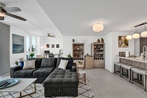 Smart TV, servicios de streaming y monitor de computadora 