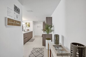 Interior - Luxury Condo On The Beach. Huge Private Balcony. 5-Star Amenities (Fort Lauderdale)