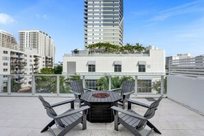 Outdoor dining - Luxury Condo On The Beach. Huge Private Balcony. 5-Star Amenities (Fort Lauderdale)