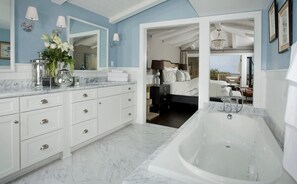 4 bedrooms, desk, WiFi, bed sheets
