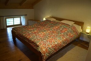 2 bedrooms, travel cot, free WiFi, bed sheets