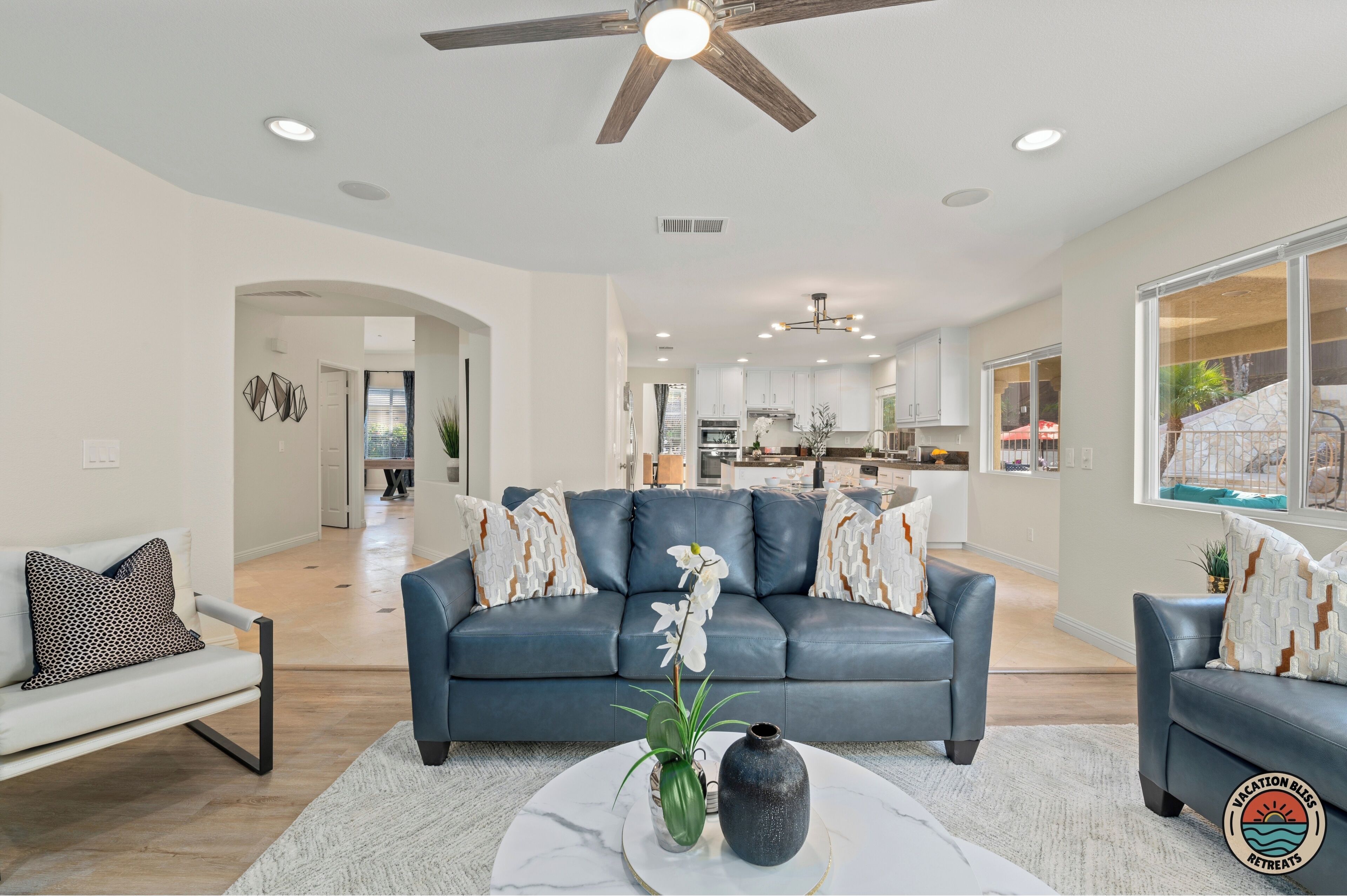 Smart TV, caminetto, videogiochi, tavolo da ping pong