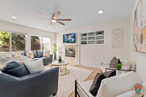 Téléviseur connecté, foyer, jeux vidéo, table de ping-pong