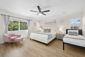 5 slaapkamers, een bureau, een strijkplank/strijkijzer, reisbedje