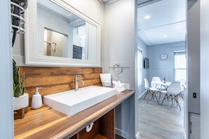 シャワー、ヘアドライヤー、タオル、石鹸