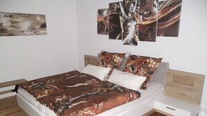 A bedroom with a bed, a nightstand, and a wall-mounted artwork. - Double time-out on one floor. Time-out 1 and time-out 2 together (Rattelsdorf)