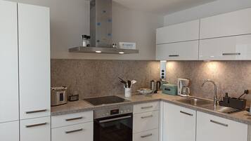 Kühlschrank, Mikrowelle, Herdplatte, Geschirrspüler