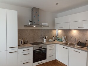 ثلاجة، ميكروويف، موقد طهي مسطح، غسالة أطباق