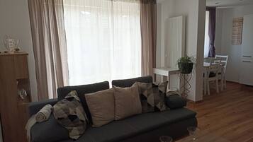 Fernseher, Tischtennisplatte, Bücher