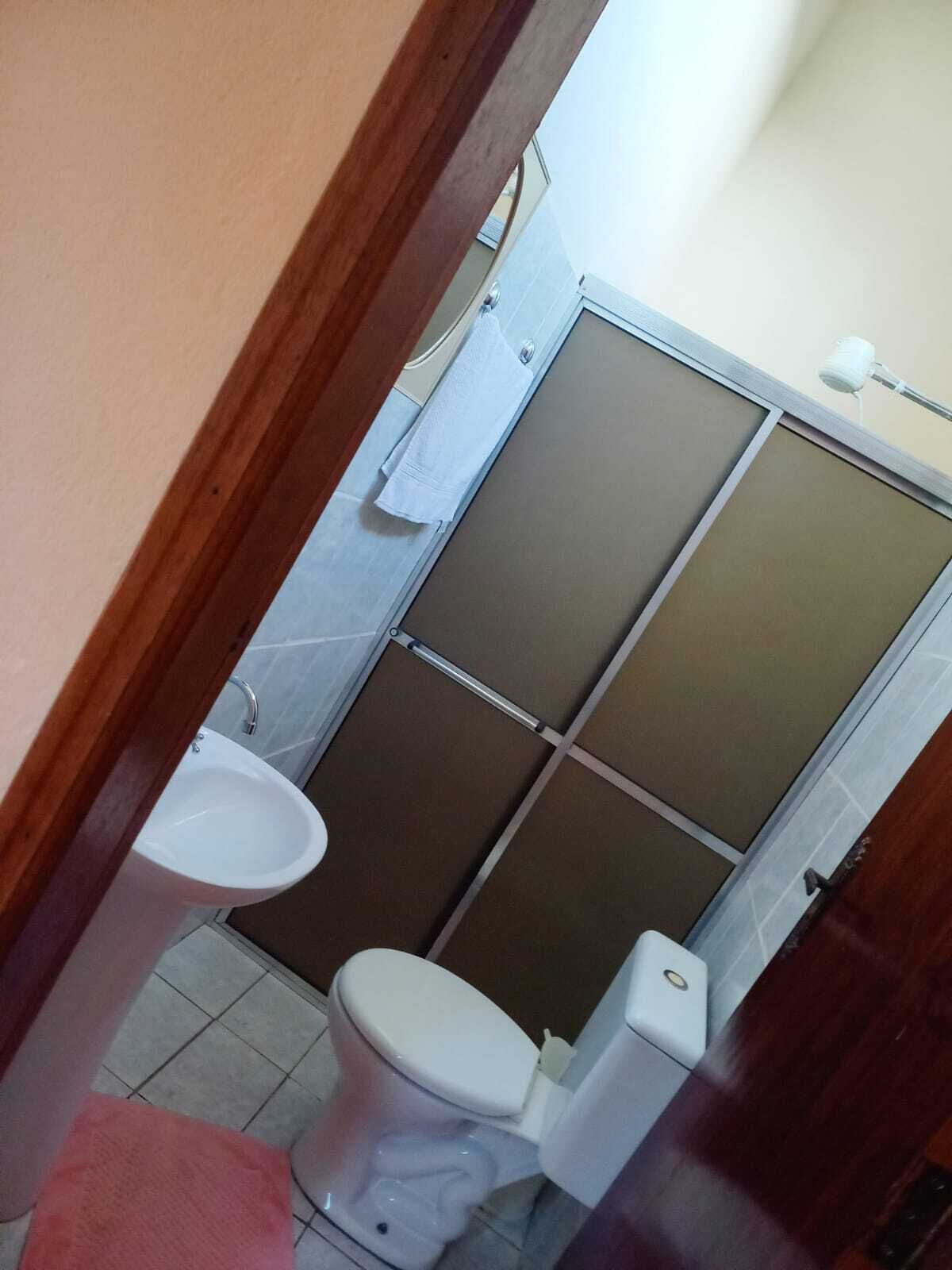 Ein kleines Badezimmer mit Toilette, Bidet und Duschbereich.