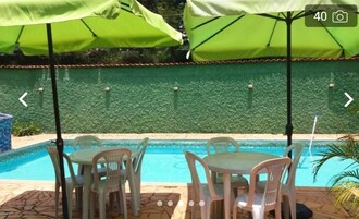 Una piscina techada, una piscina al aire libre