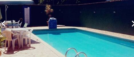 Een binnenzwembad, een buitenzwembad