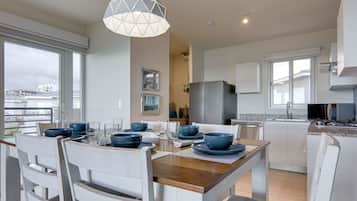 Premier Villa, 2 Bedrooms, Non Smoking, Ocean View | Living area