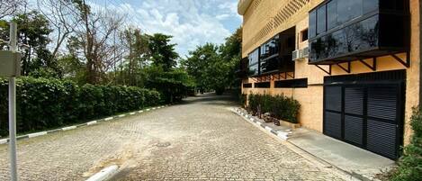 المنطقة المحيطة بالمنشأة