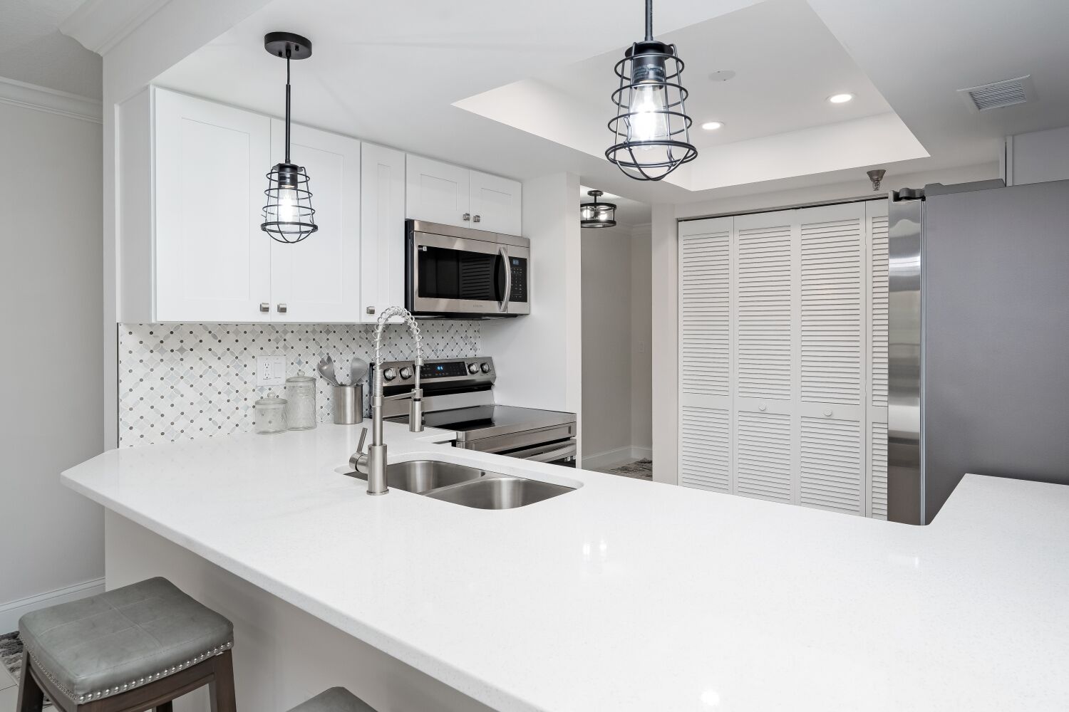 Gorgeous 2 Bedroom Condo w/ hot tub--- 5 Minutes from the Beach