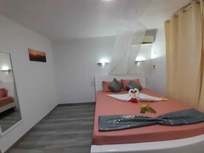 3 bedrooms, in-room safe, iron/ironing board, travel cot