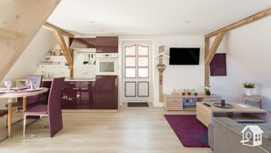 Un appartement moderne comprenant une cuisine, un coin repas et un espace de vie.