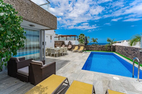 Fantastic Villa with private pool and sea view! Costa Adeje, Tenerife