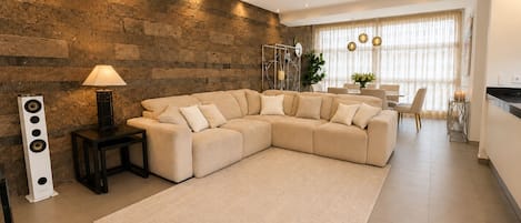 Smart TV, fireplace, DVD player, table tennis