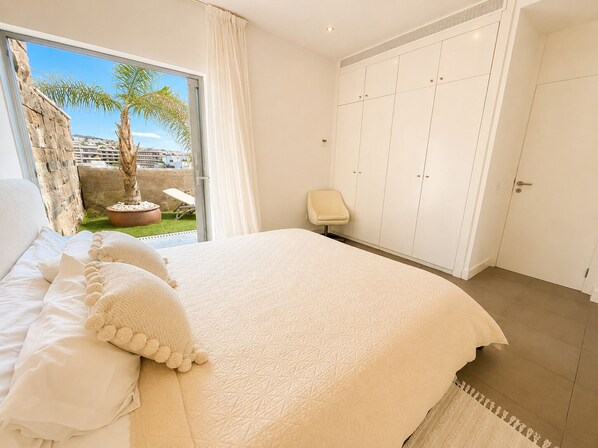 5 bedrooms, in-room safe, iron/ironing board, travel cot