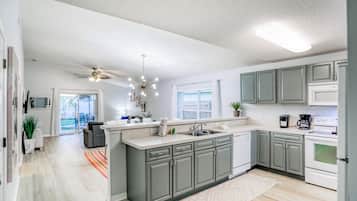 Frigorífico, microondas, horno y placa de cocina