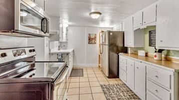 Een koelkast, een magnetron, een oven, een kookplaat