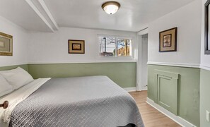 2 Schlafzimmer, Schreibtisch, Bügeleisen/Bügelbrett, Reisekinderbett