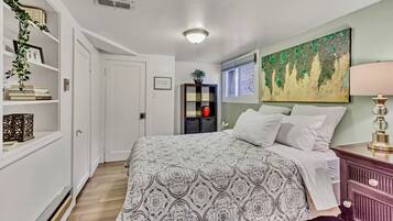 2 slaapkamers, een bureau, een strijkplank/strijkijzer, reisbedje