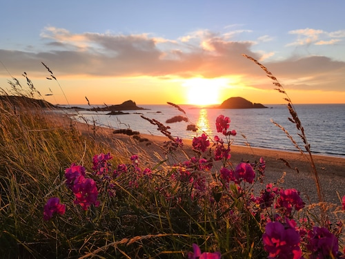 Family house, walking distance to the beach, near St Malo