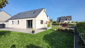 Exterior - Family house, walking distance to the beach, near St Malo (Saint-Coulomb)