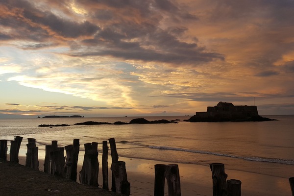 Beach nearby, sun-loungers