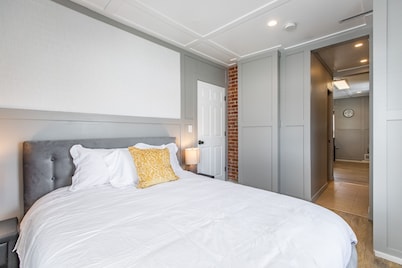 8036-WALK to Mayo-Cozy&Chic 1 BR APT with free parking.