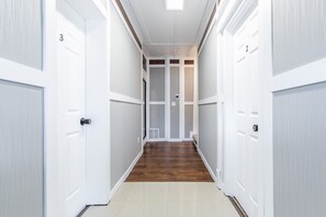 Interior - 8036-WALK to Mayo-Cozy&Chic 1 BR APT with free parking. (Rochester)