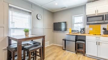 Réfrigérateur, micro-ondes, plaque de cuisson, cafetière/bouilloire