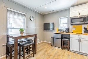 Fridge, microwave, stovetop, coffee/tea maker - 8036-WALK to Mayo-Cozy&Chic 1 BR APT with free parking. (Rochester)